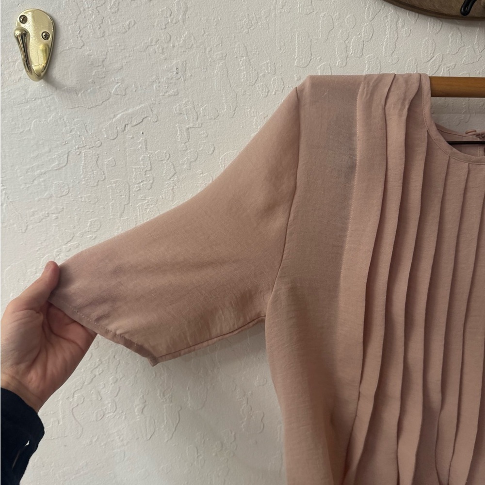 Oak and Fort Tannish Pink Pleated Flowy Blouse Keyhole Back Size Small - Picture 2 of 7